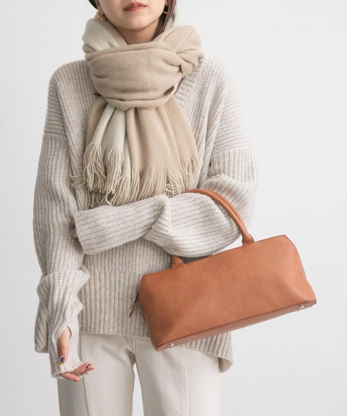 KBF(ケイビーエフ)の「『WEB/一部店舗限定』フィンガーホールVネックニット(ニット/セーター・レディース・オートミール/ブルー/チャコールグレー・ONE)」の10枚目の写真