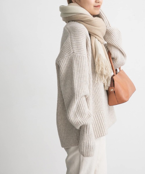 KBF（ケイビーエフ）の「『WEB/一部店舗限定』フィンガーホールVネック