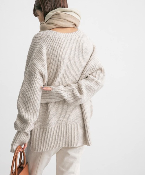 KBF(ケイビーエフ)の「『WEB/一部店舗限定』フィンガーホールVネックニット(ニット/セーター・レディース・オートミール/ブルー/チャコールグレー・ONE)」の13枚目の写真