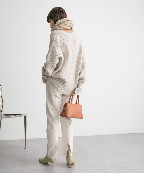 KBF(ケイビーエフ)の「『WEB/一部店舗限定』フィンガーホールVネックニット(ニット/セーター・レディース・オートミール/ブルー/チャコールグレー・ONE)」の16枚目の写真