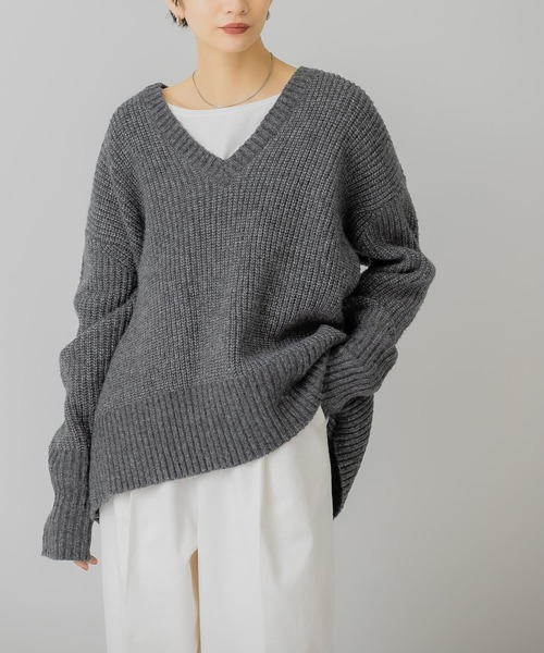 KBF（ケイビーエフ）の「『WEB/一部店舗限定』フィンガーホールVネック