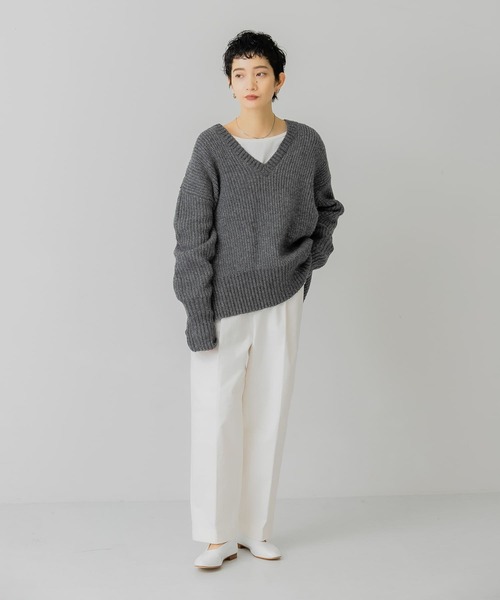 KBF(ケイビーエフ)の「『WEB/一部店舗限定』フィンガーホールVネックニット(ニット/セーター・レディース・オートミール/ブルー/チャコールグレー・ONE)」の21枚目の写真