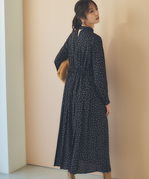 Andemiu(アンデミュウ)の「アソートタックプリーツワンピース182269(ワンピース・レディース・ブラック/グレー/グリーン/ダークブラウン・FREE)」の2枚目の写真