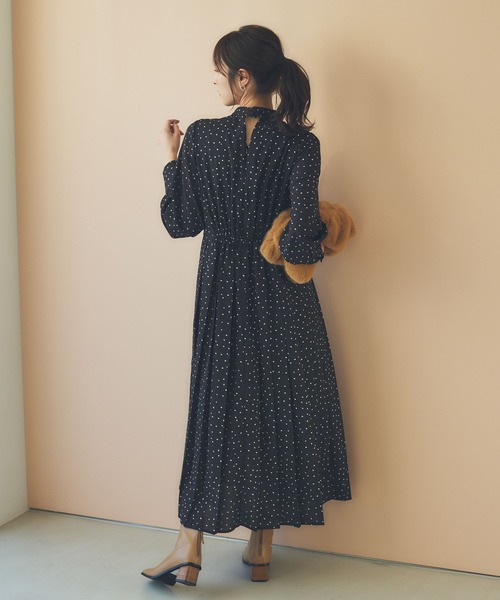 Andemiu(アンデミュウ)の「アソートタックプリーツワンピース182269(ワンピース・レディース・ブラック/グレー/グリーン/ダークブラウン・FREE)」の5枚目の写真