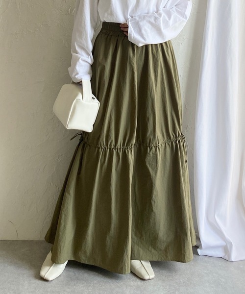 She's Closet(シーズクローゼット)の「Aラインボリュームフレアワッシャーシャーリングティアードロングスカート(スカート・レディース・ベージュ/アイボリー/オリーブ/ブラック・FREE)」の4枚目の写真