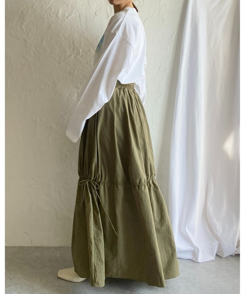 She's Closet(シーズクローゼット)の「Aラインボリュームフレアワッシャーシャーリングティアードロングスカート(スカート・レディース・ベージュ/アイボリー/オリーブ/ブラック・FREE)」の18枚目の写真