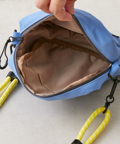 ACCOMMODE(アコモデ)の「パラコード ミニボックス サコッシュ(ショルダーバッグ・レディース・ベージュ/ブラック/ブルー・フリー)」の14枚目の写真