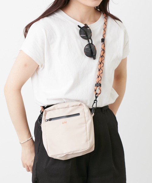 ACCOMMODE(アコモデ)の「パラコード ミニボックス サコッシュ(ショルダーバッグ・レディース・ベージュ/ブラック/ブルー・フリー)」の16枚目の写真