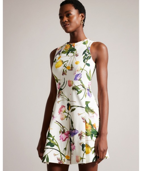 Ted Baker(テッドベーカー)の「RUXANE フラワープリント スケータードレス(ワンピース・レディース・ホワイト・1/2/0/3)」の2枚目の写真