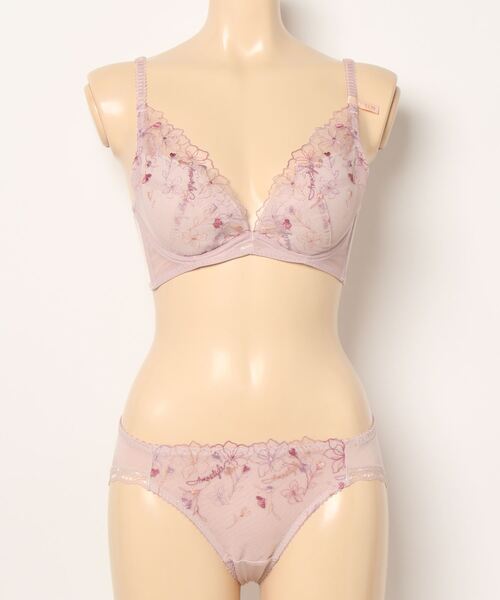 AMOSTYLE BY Triumph（アモスタイルバイトリンプ）の「【背中すっきり！後ろ姿も気を抜かないブラ＆ショーツセット】チャーミングラマースリムラインDeepV ブラ＆ショーツセット ラインアートステッチ【B,C,Dカップ】AMST1410 WHU2 + Hikini JX（ブラ&ショーツ・レディース・ピンク・B65/B70/B75/C65/C70/C75/C80/D65/D70/D75/D80）」の6枚目の写真