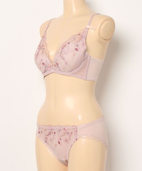 AMOSTYLE BY Triumph（アモスタイルバイトリンプ）の「【背中すっきり！後ろ姿も気を抜かないブラ＆ショーツセット】チャーミングラマースリムラインDeepV ブラ＆ショーツセット ラインアートステッチ【B,C,Dカップ】AMST1410 WHU2 + Hikini JX（ブラ&ショーツ・レディース・ピンク・B65/B70/B75/C65/C70/C75/C80/D65/D70/D75/D80）」の7枚目の写真