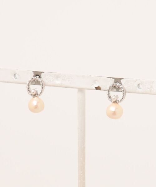 mimis(ミイーミイーズ)の「コットンパール×ツイストリングプチピアス(ピアス(両耳用)・レディース・シルバー/ゴールド・FREE)」の1枚目の写真