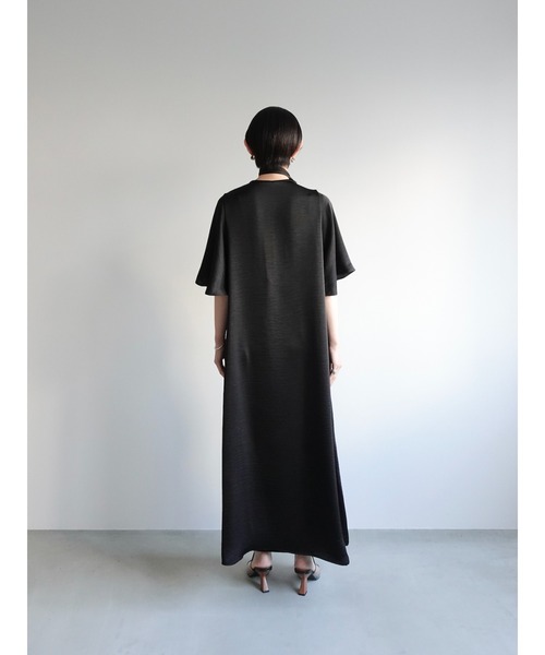 国内発送★Sabo Skirtシルキーザミアスリット入りワンピース sahara（サハラ）の「Slit Neck Silky Dress/スリットネック