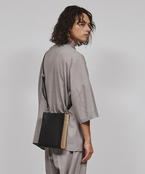 tk.TAKEO KIKUCHI(ティーケータケオキクチ)の「◆スクエアボックスショルダーバッグ(ユニセックスアイテム)(ショルダーバッグ・メンズ・グレー系その他2/グレー系その他3/ブラック系4/ブラック系5/ベージュ/ブラック系/ライトパープル/ベージュ系4/ベージュ系6/ダークグリーン系/ブラック系1/ブラック系3/ブラック/ブラウン系その他6/ブルー系その他6/ブルー系6/ブラック系8/ブラック系その他2/ブラック系その他/ブラック系7/ブラック系その他3/ブラック系2・00)」の10枚目の写真