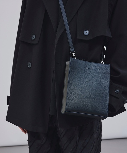 tk.TAKEO KIKUCHI(ティーケータケオキクチ)の「◆スクエアボックスショルダーバッグ(ユニセックスアイテム)(ショルダーバッグ・メンズ・グレー系その他2/グレー系その他3/ブラック系4/ブラック系5/ベージュ/ブラック系/ライトパープル/ベージュ系4/ベージュ系6/ダークグリーン系/ブラック系1/ブラック系3/ブラック/ブラウン系その他6/ブルー系その他6/ブルー系6/ブラック系8/ブラック系その他2/ブラック系その他/ブラック系7/ブラック系その他3/ブラック系2・00)」の7枚目の写真