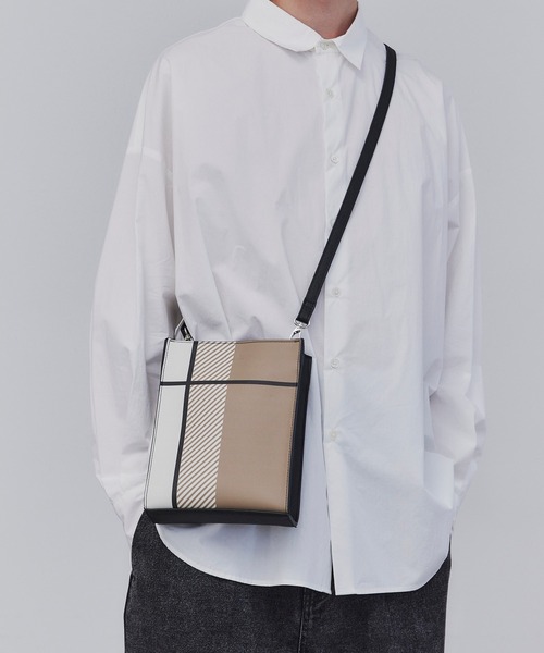 tk.TAKEO KIKUCHI(ティーケータケオキクチ)の「◆スクエアボックスショルダーバッグ(ユニセックスアイテム)(ショルダーバッグ・メンズ・グレー系その他2/グレー系その他3/ブラック系4/ブラック系5/ベージュ/ブラック系/ライトパープル/ベージュ系4/ベージュ系6/ダークグリーン系/ブラック系1/ブラック系3/ブラック/ブラウン系その他6/ブルー系その他6/ブルー系6/ブラック系8/ブラック系その他2/ブラック系その他/ブラック系7/ブラック系その他3/ブラック系2・00)」の18枚目の写真