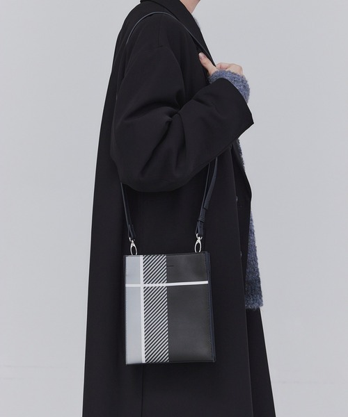 tk.TAKEO KIKUCHI(ティーケータケオキクチ)の「◆スクエアボックスショルダーバッグ(ユニセックスアイテム)(ショルダーバッグ・メンズ・グレー系その他2/グレー系その他3/ブラック系4/ブラック系5/ベージュ/ブラック系/ライトパープル/ベージュ系4/ベージュ系6/ダークグリーン系/ブラック系1/ブラック系3/ブラック/ブラウン系その他6/ブルー系その他6/ブルー系6/ブラック系8/ブラック系その他2/ブラック系その他/ブラック系7/ブラック系その他3/ブラック系2・00)」の4枚目の写真