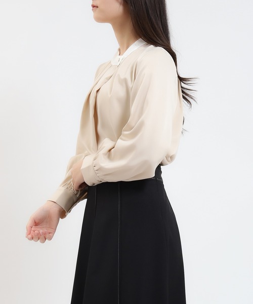 TRUDEA(トルディア)の「配色アシメネックブラウス(シャツ/ブラウス・レディース・ホワイト/ベージュ・MEDIUM)」の5枚目の写真