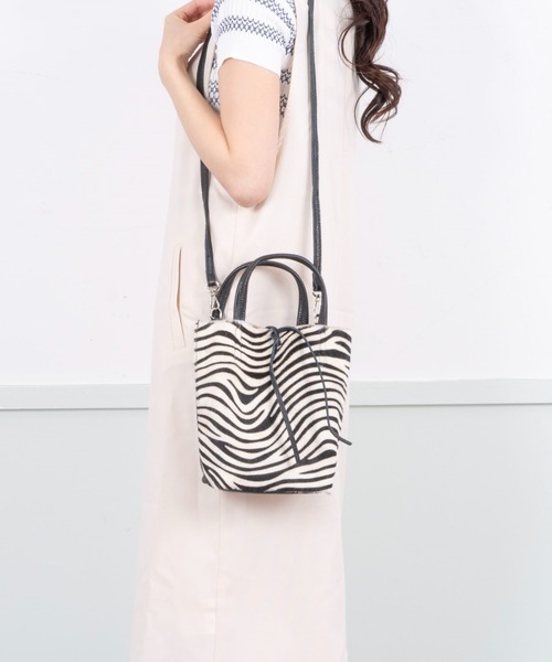 andrea cardone（アンドレアカルドネ）の「【andrea cardone/アンドレアカルドネ】レザー ミニ トートバッグ XSサイズ（ショルダーバッグ・レディース・シルバー/ピンクゴールド/ブラック/ホワイト/ベージュ/ゼブラ・FREE）」の8枚目の写真