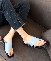 大人っぽいこなれ感。アシメスクエアトゥトングサンダル