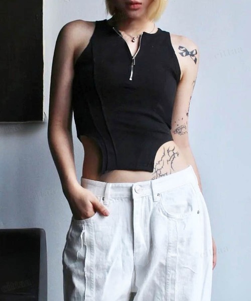 Dalfwin(ダールフィン)の「韓国ファッション クロップド丈フロントジップタンクトップ(タンクトップ・レディース・アイボリー/ブラック・FREE)」の2枚目の写真