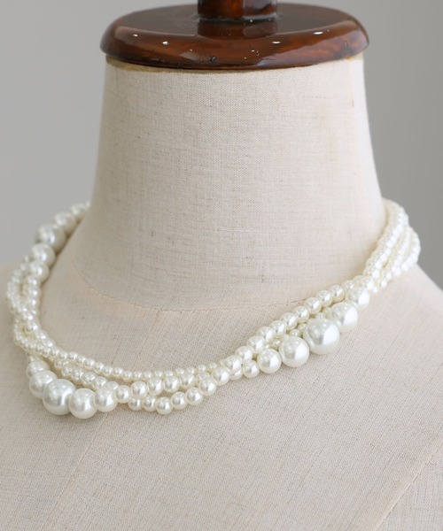 PourVous（プールヴー）の「3連 パール ネックレス 結婚式 同窓会 オケージョン お呼ばれ （ネックレス・レディース・シルバー・FREE）」の2枚目の写真