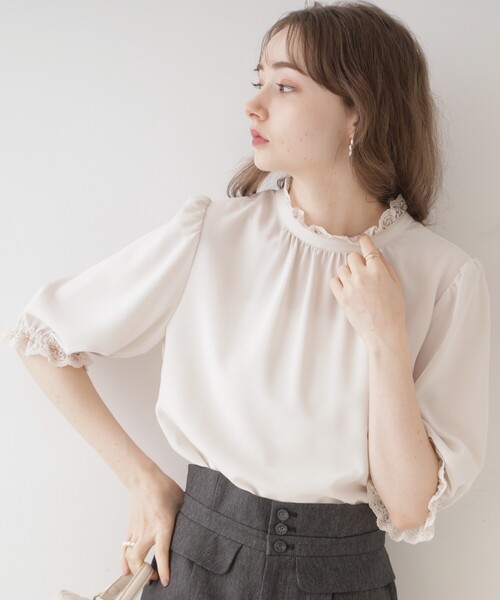 couture brooch（クチュールブローチ）の「◆【上品華やか／二の腕カバー】5分袖エンブロレースブラウス（シャツ/ブラウス・レディース・アイボリー/ブラック/ライトグレー・34/36/38/40/42）」の2枚目の写真