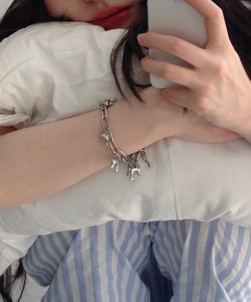 igi(イジ)の「CHARM BRACELET( IRUKA ) / チャームブレスレット イルカ(ブレスレット・レディース・シルバー・FREE)」の9枚目の写真