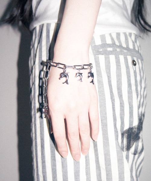 igi(イジ)の「CHARM BRACELET( IRUKA ) / チャームブレスレット イルカ(ブレスレット・レディース・シルバー・FREE)」の2枚目の写真
