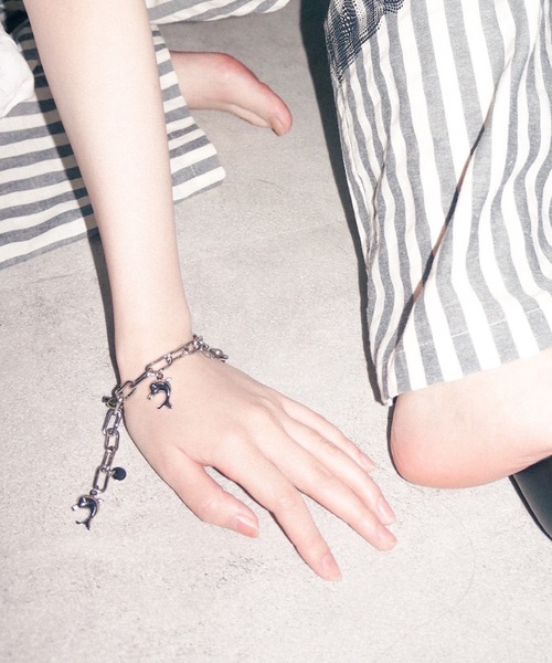 igi(イジ)の「CHARM BRACELET( IRUKA ) / チャームブレスレット イルカ(ブレスレット・レディース・シルバー・FREE)」の3枚目の写真
