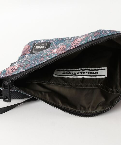 Onitsuka Tiger(オニツカタイガー)の「PRINTED SACOCHE / プリンティッドサコッシュ(ショルダーバッグ・レディース・カーキ/ブラック/ベージュ・OS)」の19枚目の写真