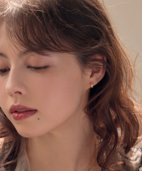 Jolie Toujours(ジョリトゥジュール)の「〈K18GP〉ミニフープピアス(ピアス(両耳用)・レディース・イエローゴールド・FREE)」の4枚目の写真
