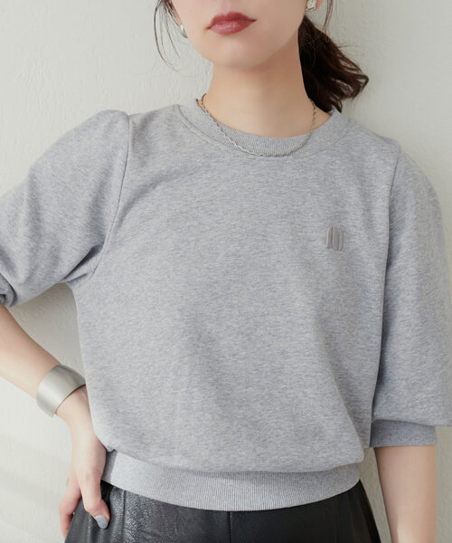 natural couture(ナチュラルクチュール)の「厚盛ワンポイント刺繍ショート裏毛(Tシャツ/カットソー・レディース・オフホワイト/グレー/スミクロ・FREE)」の3枚目の写真