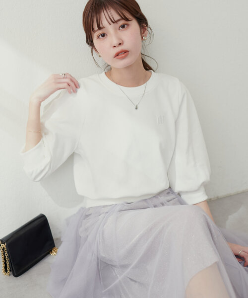 natural couture(ナチュラルクチュール)の「厚盛ワンポイント刺繍ショート裏毛(Tシャツ/カットソー・レディース・オフホワイト/グレー/スミクロ・FREE)」の1枚目の写真
