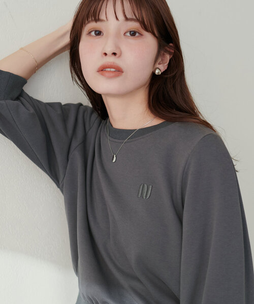 natural couture(ナチュラルクチュール)の「厚盛ワンポイント刺繍ショート裏毛(Tシャツ/カットソー・レディース・オフホワイト/グレー/スミクロ・FREE)」の2枚目の写真
