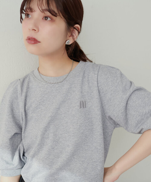 natural couture(ナチュラルクチュール)の「厚盛ワンポイント刺繍ショート裏毛(Tシャツ/カットソー・レディース・オフホワイト/グレー/スミクロ・FREE)」の13枚目の写真