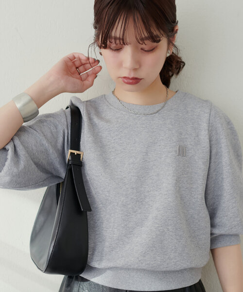 natural couture(ナチュラルクチュール)の「厚盛ワンポイント刺繍ショート裏毛(Tシャツ/カットソー・レディース・オフホワイト/グレー/スミクロ・FREE)」の12枚目の写真