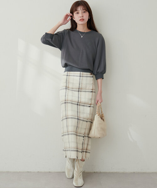natural couture(ナチュラルクチュール)の「厚盛ワンポイント刺繍ショート裏毛(Tシャツ/カットソー・レディース・オフホワイト/グレー/スミクロ・FREE)」の7枚目の写真