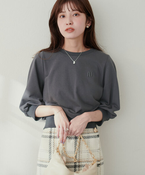 natural couture(ナチュラルクチュール)の「厚盛ワンポイント刺繍ショート裏毛(Tシャツ/カットソー・レディース・オフホワイト/グレー/スミクロ・FREE)」の6枚目の写真