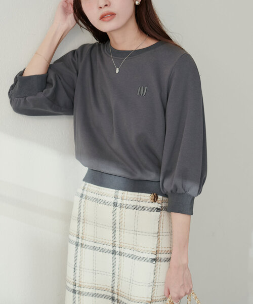 natural couture(ナチュラルクチュール)の「厚盛ワンポイント刺繍ショート裏毛(Tシャツ/カットソー・レディース・オフホワイト/グレー/スミクロ・FREE)」の5枚目の写真