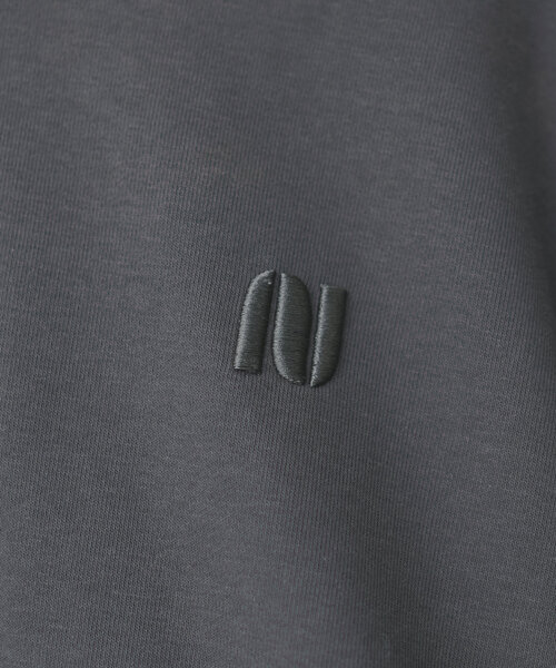 natural couture(ナチュラルクチュール)の「厚盛ワンポイント刺繍ショート裏毛(Tシャツ/カットソー・レディース・オフホワイト/グレー/スミクロ・FREE)」の4枚目の写真