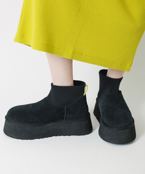 UGG（アグ）の「【WEB限定】【UGG(アグ)】Classic Mini Dipper（ブーツ・レディース・ブラック/キャメル・25/24/23）」の2枚目の写真