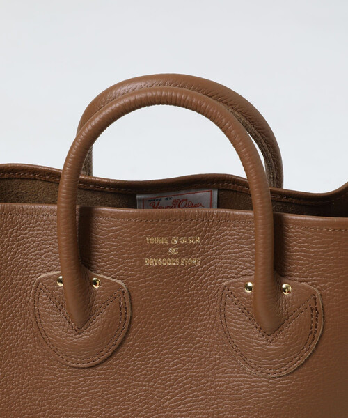 PUBLUX（パブリュクス）の「YOUNG&OLSEN The DRYGOODS STORE/ヤングアンドオルセン EMBOSSED LEATHER TOTE M/エンボスレザートートバッグ Mサイズ　限定展開（トートバッグ・レディース・グリーン/ベージュ/ブラウン/ブラック/キャメル・ONE SIZE）」の21枚目の写真
