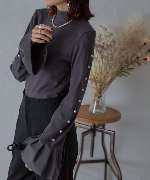 each（イーチ）の「スリーブパールラインフレアカフプルオーバー（Tシャツ/カットソー・レディース・ベージュ/グレー/ブラック・FREE）」の2枚目の写真