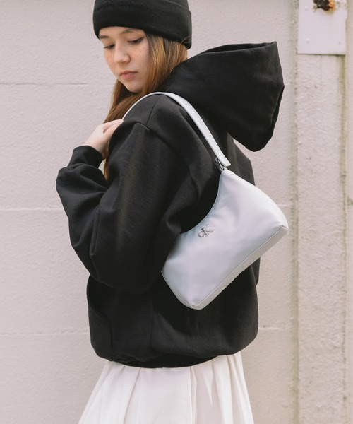 Calvin Klein(カルバン・クライン)の「Calvin Klein/カルバンクライン SLEEK SHOULDER BAG ショルダーバック(ショルダーバッグ・レディース・ブラック/ホワイト/グレー・FREE)」の3枚目の写真