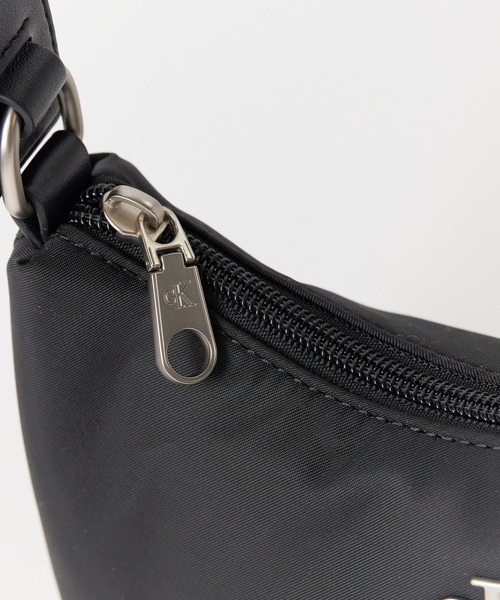 Calvin Klein(カルバン・クライン)の「Calvin Klein/カルバンクライン SLEEK SHOULDER BAG ショルダーバック(ショルダーバッグ・レディース・ブラック/ホワイト/グレー・FREE)」の15枚目の写真