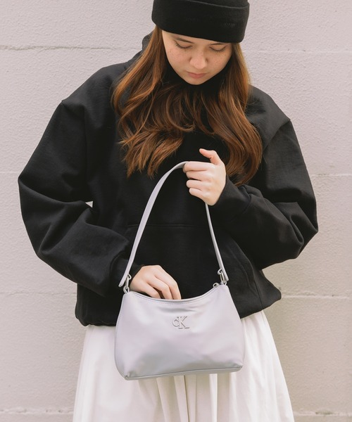 Calvin Klein(カルバン・クライン)の「Calvin Klein/カルバンクライン SLEEK SHOULDER BAG ショルダーバック(ショルダーバッグ・レディース・ブラック/ホワイト/グレー・FREE)」の21枚目の写真