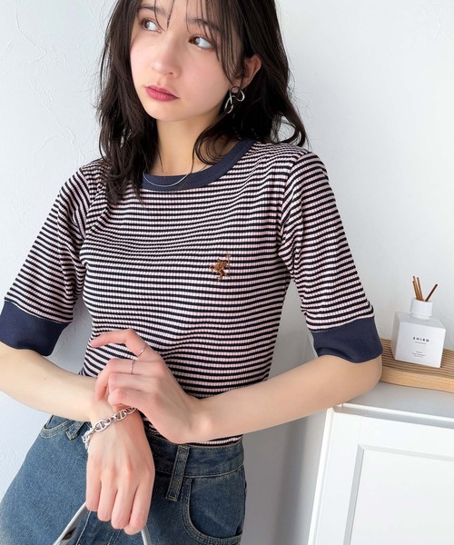classicalelf(クラシカルエルフ)の「大人可愛いの新定番。袖リンガーボートネック胸刺繍ボーダーTシャツ(半袖)(Tシャツ/カットソー・レディース・ネイビー系/グレイッシュベージュ/ブラック×ベージュ/ベージュ系その他/グリーン系その他・X-LARGE/MEDIUM/LARGE/SMALL)」の5枚目の写真