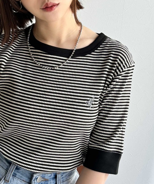 classicalelf(クラシカルエルフ)の「大人可愛いの新定番。袖リンガーボートネック胸刺繍ボーダーTシャツ(半袖)(Tシャツ/カットソー・レディース・ネイビー系/グレイッシュベージュ/ブラック×ベージュ/ベージュ系その他/グリーン系その他・X-LARGE/MEDIUM/LARGE/SMALL)」の2枚目の写真