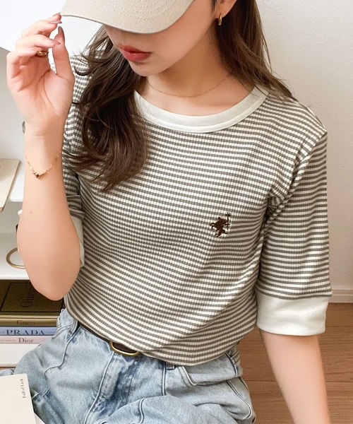 classicalelf(クラシカルエルフ)の「大人可愛いの新定番。袖リンガーボートネック胸刺繍ボーダーTシャツ(半袖)(Tシャツ/カットソー・レディース・ネイビー系/グレイッシュベージュ/ブラック×ベージュ/ベージュ系その他/グリーン系その他・X-LARGE/MEDIUM/LARGE/SMALL)」の1枚目の写真